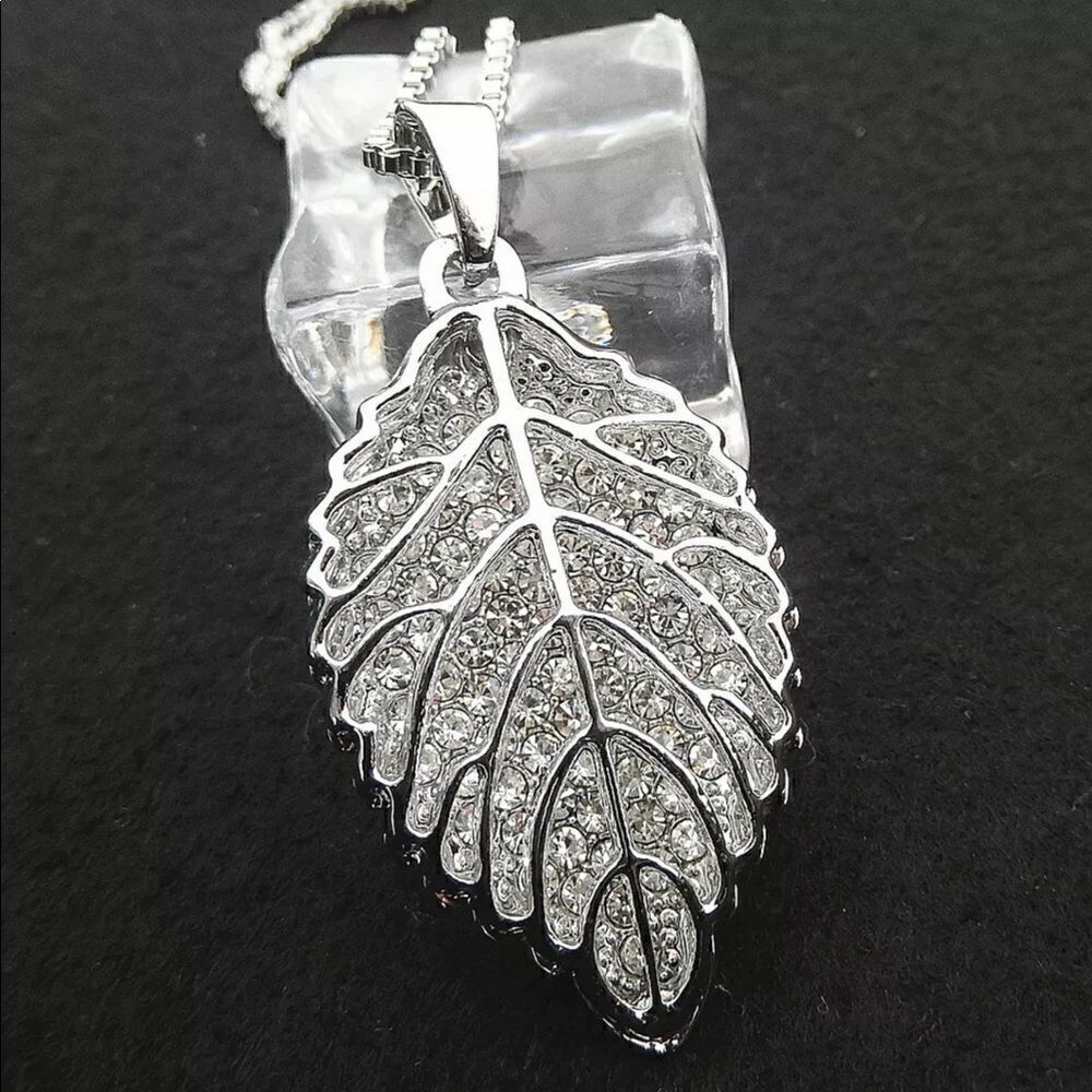 NWT BJ Leaf Necklace